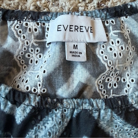 Evereve Oaklynn Eyelet Top Medium Like New - Picture 6 of 10